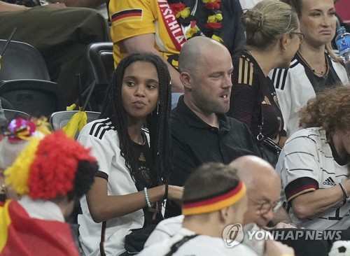 독일 매체 '빌트'가 지난 6일(한국시간) 자네의 아내가 자네의 영국 이적을 부추기고 있다고 보도했다. 최근 재계약 협상이 지지부진한 이유로 지목됐다. 연합뉴스