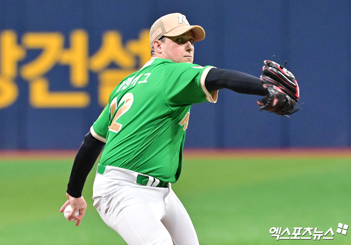 키움 히어로즈 에이스 케니 로젠버그가 7일 서울 고척스카이돔에서 열린 2025 신한 SOL Bank KBO리그 KIA 타이거즈와의 팀 간 6차전에 선발등판, 5.1이닝 5실점 4자책을 기록했다. 사진 김한준 기자