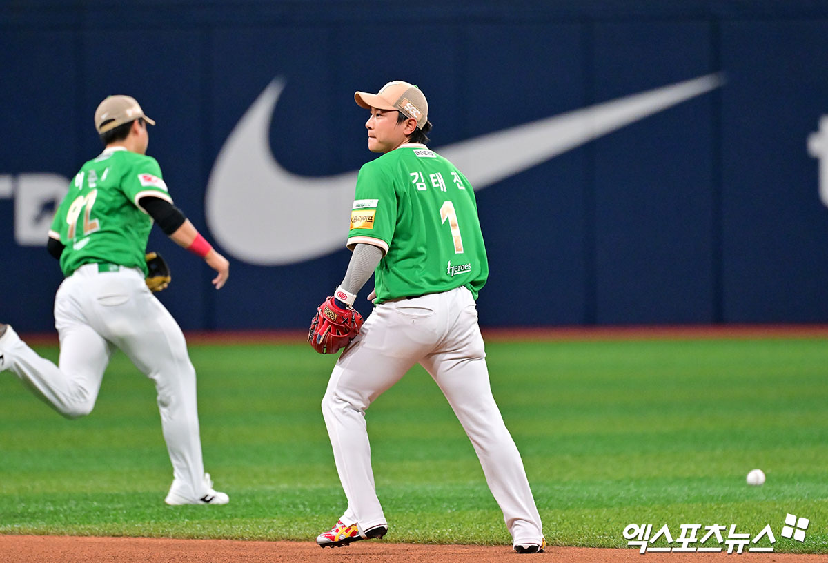 키움 히어로즈 내야수 김태진이 7일 서울 고척스카이돔에서 열린 2025 신한 SOL Bank KBO리그 KIA 타이거즈와의 팀 간 6차전에서 4회초 수비 중 포구 실책으로 실점의 빌미를 제공했다. 사진 김한준 기자