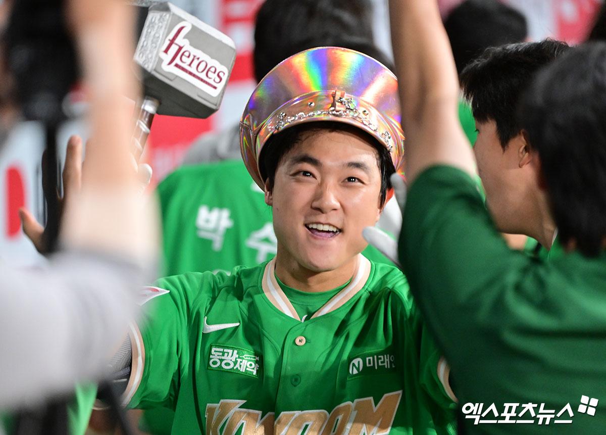 키움 히어로즈 내야수 김태진이 7일 서울 고척스카이돔에서 열린 2025 신한 SOL Bank KBO리그 KIA 타이거즈와의 팀 간 6차전에서 8회말 만루 홈런을 기록한 뒤 기뻐하고 있다. 사진 김한준 기자