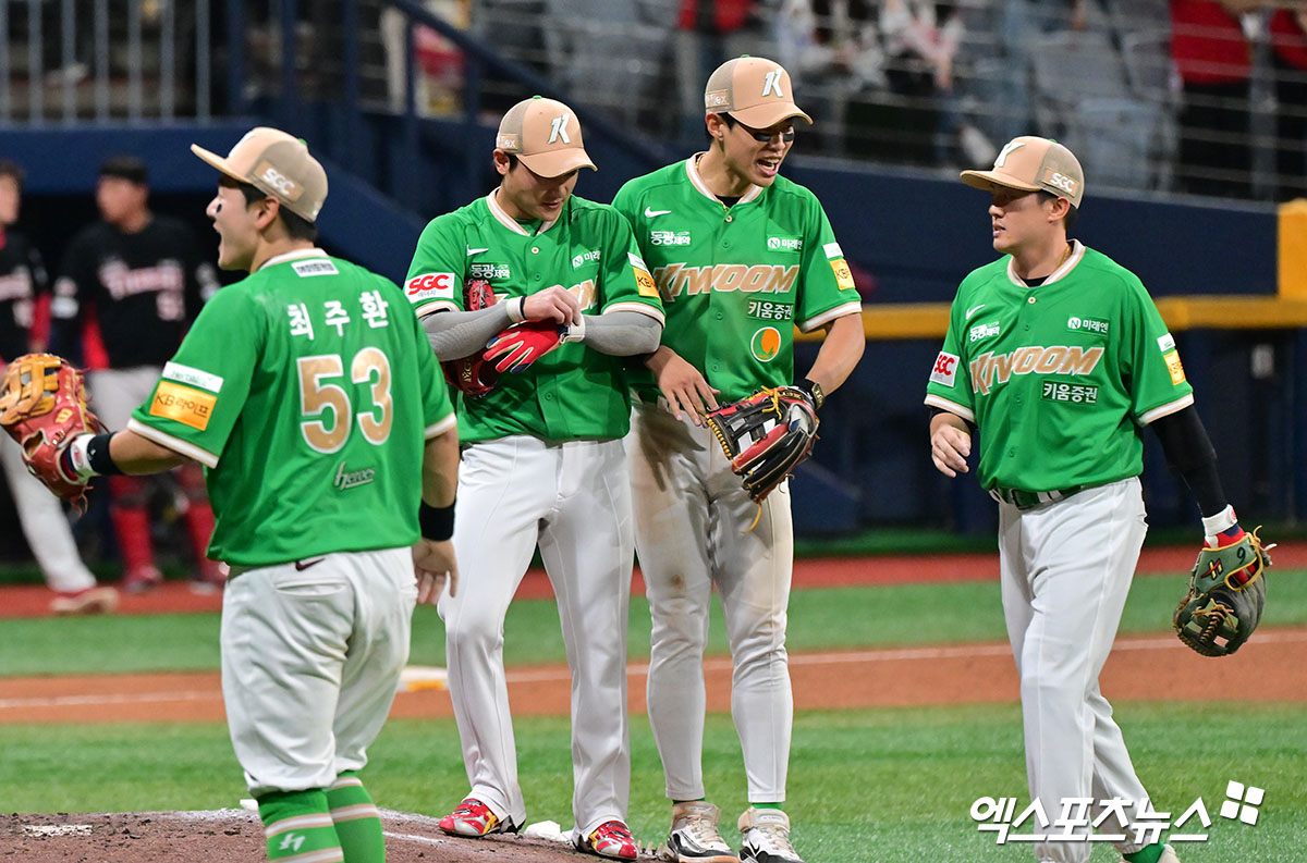 홍원기 감독이 이끄는 키움 히어로즈가 7일 서울 고척스카이돔에서 열린 2025 신한 SOL Bank KBO리그 KIA 타이거즈와의 팀 간 6차전에서 11-10 역전승을 거두고 4연패 탈출에 성공했다. 사진 김한준 기자