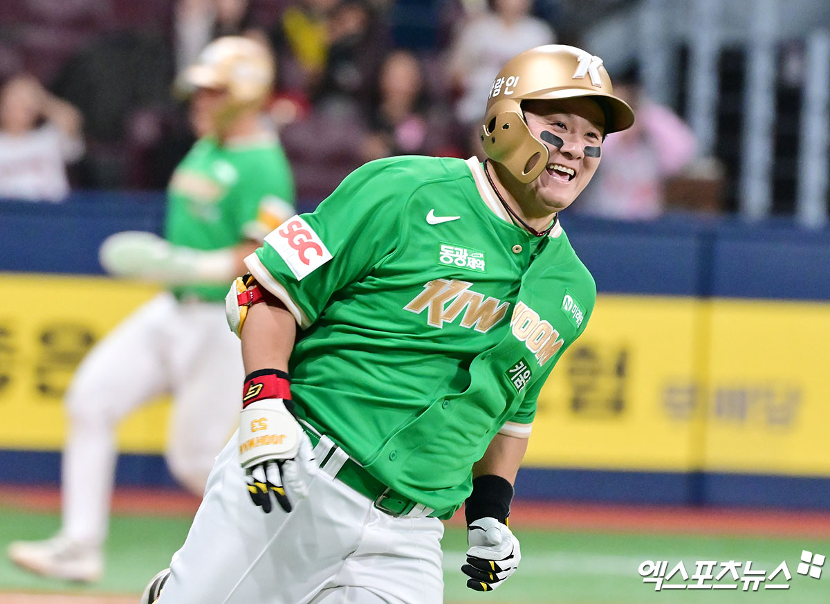 키움 히어로즈 베테랑 타자 최주환이 7일 서울 고척스카이돔에서 열린 2025 신한 SOL Bank KBO리그 KIA 타이거즈와의 팀 간 6차전에 2번타자 겸 1루수로 선발출전, 개인 통산 700타점을 달성하고 팀 역전승을 이끌었다. 사진 김한준 기자