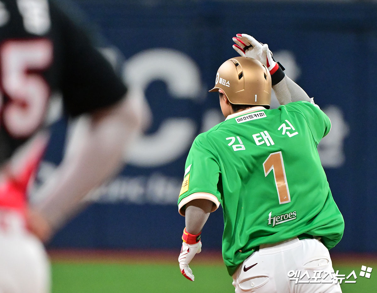 키움 히어로즈 내야수 김태진이 7일 서울 고척스카이돔에서 열린 2025 신한 SOL Bank KBO리그 KIA 타이거즈와의 팀 간 6차전에 6번타자 겸 2루수로 선발출전, 4타수 1안타 4타점 1득점을 기록하고 팀 역전승을 이끌었다. 사진 김한준 기자