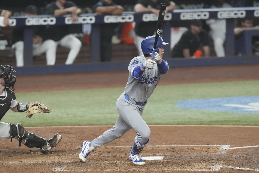 LA 다저스 김혜성이 경기 중 타격하고 있다. AP 연합뉴스