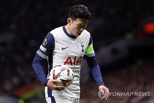 정확한 병명이 밝혀지지 않은 '발 부상'으로 지난달 중순부터 소속팀인 잉글리시 프리미어리그 토트넘 홋스퍼의 공식 경기에 출전하지 못하고 있는 손흥민이 소속팀 사령탑인 안지 포스테코글루 감독의 발언과 달리 유럽축구연맹(UEFA) 유로파리그 준결승 2차전에도 결장하게 됐다. 토트넘은 8일 공식 채널을 통해 '포스테코글루 감독이 손흥민은 나아지고 있으나 보되/글림트(노르웨이)와 유로파리그 준결승 2차전을 치르기 위해 노르웨이로 떠나는 선수단과 동행하지는 않는다는 점을 확인했다'고 밝혔다. 손흥민은 최근 공식전 7경기 연속 결장하게 됐다. 연합뉴스