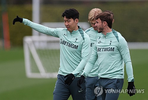 정확한 병명이 밝혀지지 않은 '발 부상'으로 지난달 중순부터 소속팀인 잉글리시 프리미어리그 토트넘 홋스퍼의 공식 경기에 출전하지 못하고 있는 손흥민이 소속팀 사령탑인 안지 포스테코글루 감독의 발언과 달리 유럽축구연맹(UEFA) 유로파리그 준결승 2차전에도 결장하게 됐다. 토트넘은 8일 공식 채널을 통해 '포스테코글루 감독이 손흥민은 나아지고 있으나 보되/글림트(노르웨이)와 유로파리그 준결승 2차전을 치르기 위해 노르웨이로 떠나는 선수단과 동행하지는 않는다는 점을 확인했다'고 밝혔다. 손흥민은 최근 공식전 7경기 연속 결장하게 됐다. 연합뉴스