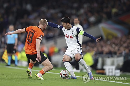 정확한 병명이 밝혀지지 않은 '발 부상'으로 지난달 중순부터 소속팀인 잉글리시 프리미어리그 토트넘 홋스퍼의 공식 경기에 출전하지 못하고 있는 손흥민이 소속팀 사령탑인 안지 포스테코글루 감독의 발언과 달리 유럽축구연맹(UEFA) 유로파리그 준결승 2차전에도 결장하게 됐다. 토트넘은 8일 공식 채널을 통해 '포스테코글루 감독이 손흥민은 나아지고 있으나 보되/글림트(노르웨이)와 유로파리그 준결승 2차전을 치르기 위해 노르웨이로 떠나는 선수단과 동행하지는 않는다는 점을 확인했다'고 밝혔다. 손흥민은 최근 공식전 7경기 연속 결장하게 됐다. 연합뉴스