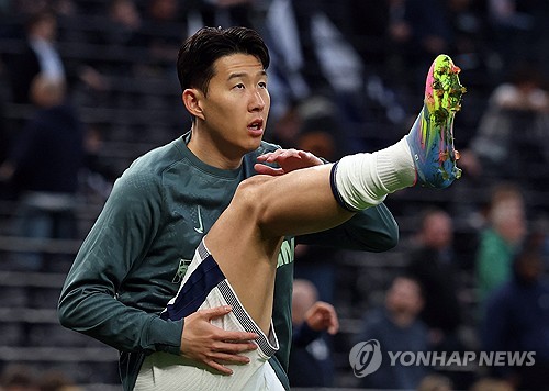 정확한 병명이 밝혀지지 않은 '발 부상'으로 지난달 중순부터 소속팀인 잉글리시 프리미어리그 토트넘 홋스퍼의 공식 경기에 출전하지 못하고 있는 손흥민이 소속팀 사령탑인 안지 포스테코글루 감독의 발언과 달리 유럽축구연맹(UEFA) 유로파리그 준결승 2차전에도 결장하게 됐다. 토트넘은 8일 공식 채널을 통해 '포스테코글루 감독이 손흥민은 나아지고 있으나 보되/글림트(노르웨이)와 유로파리그 준결승 2차전을 치르기 위해 노르웨이로 떠나는 선수단과 동행하지는 않는다는 점을 확인했다'고 밝혔다. 손흥민은 최근 공식전 7경기 연속 결장하게 됐다. 연합뉴스