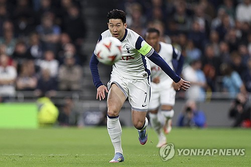 정확한 병명이 밝혀지지 않은 '발 부상'으로 지난달 중순부터 소속팀인 잉글리시 프리미어리그 토트넘 홋스퍼의 공식 경기에 출전하지 못하고 있는 손흥민이 소속팀 사령탑인 안지 포스테코글루 감독의 발언과 달리 유럽축구연맹(UEFA) 유로파리그 준결승 2차전에도 결장하게 됐다. 토트넘은 8일 공식 채널을 통해 '포스테코글루 감독이 손흥민은 나아지고 있으나 보되/글림트(노르웨이)와 유로파리그 준결승 2차전을 치르기 위해 노르웨이로 떠나는 선수단과 동행하지는 않는다는 점을 확인했다'고 밝혔다. 손흥민은 최근 공식전 7경기 연속 결장하게 됐다. 연합뉴스