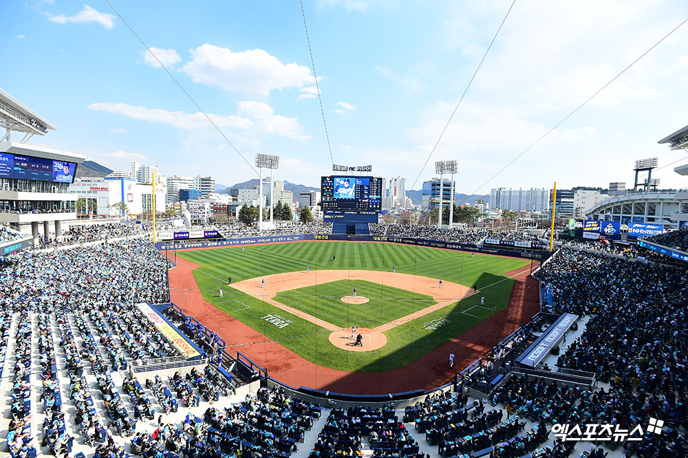 NC 다이노스는 8일 '울산 문수야구장을 대체 홈구장으로 사용하기로 결정했다'고 공식 발표했다. 문수야구장은 롯데 자이언츠의 제2 홈구장이자 인조잔디 구장이다. NC는 '이번 결정은 창원NC파크의 재개장이 무기한 연기된 상황에서 선수단의 안정적인 경기력 유지와 KBO리그의 원활한 운영을 위해 이뤄졌다'며 '구단은 연휴 기간 다양한 대체 경기장을 신중히 검토했으며, 연휴 직후 울산시와 협의를 진행했다'고 밝혔다. 원래 홈구장인 창원 NC파크. 엑스포츠뉴스 DB