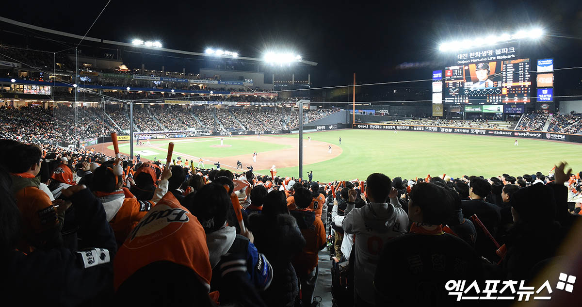 한화 이글스 팬들이 올해 대전에서 열린 정규시즌 홈경기에서 선수들을 응원하고 있다. 단독 1위에 오른 한화는 오는 9일 고척 키움 히어로즈전에서 10연승에 도전한다. 엑스포츠뉴스 DB