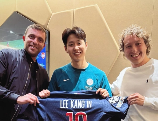 이강인이 8일(한국시간) 프랑스 파리에 있는 파르크 데 프랭스에서 열린 PSG와 아스널의 2024-2025시즌 유럽축구연맹(UEFA) 챔피언스리그 4강 2차전에서 벤치를 지켰다. 소속팀 PSG는 2-1로 승리하며 합계 스코어 3-1로 결승에 진출했다. 이강인은 경기 후 뜻밖의 인물들을 만났다. 바로 이적시장 전문 기자로 유명한 파브리치오 로마노, 그리고 스페인 매체 렐레보를 만든 마테오 모레토다.. SNS