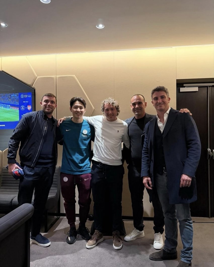 이강인이 8일(한국시간) 프랑스 파리에 있는 파르크 데 프랭스에서 열린 PSG와 아스널의 2024-2025시즌 유럽축구연맹(UEFA) 챔피언스리그 4강 2차전에서 벤치를 지켰다. 소속팀 PSG는 2-1로 승리하며 합계 스코어 3-1로 결승에 진출했다. 이강인은 경기 후 뜻밖의 인물들을 만났다. 바로 이적시장 전문 기자로 유명한 파브리치오 로마노, 그리고 스페인 매체 렐레보를 만든 마테오 모레토다.. SNS