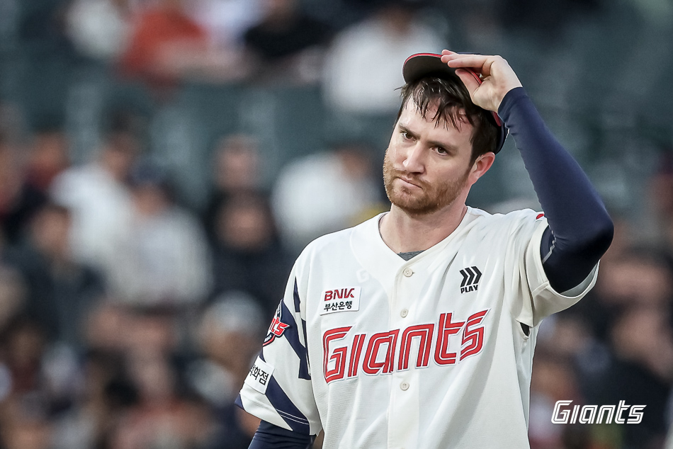 롯데 자이언츠 외국인 투수 찰리 반즈가 5월 8일 병원 정밀검진에서 왼쪽 견갑하근 손상으로 회복까지 8주가 필요하다는 진단을 받았다. 사진 롯데 자이언츠