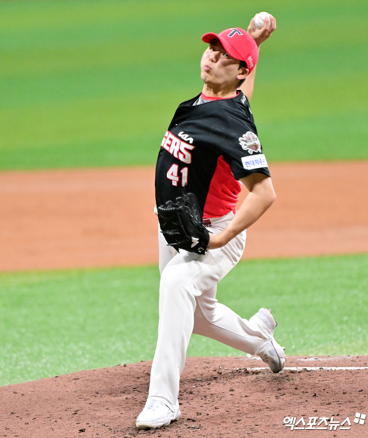 7일 오후 서울 구로구 고척스카이돔에서 열린 '2025 신한 SOL Bank KBO리그' KIA 타이거즈와 키움 히어로즈의 경기, 2회말 KIA 선발투수 황동하가 공을 힘차게 던지고 있다. 엑스포츠뉴스 DB