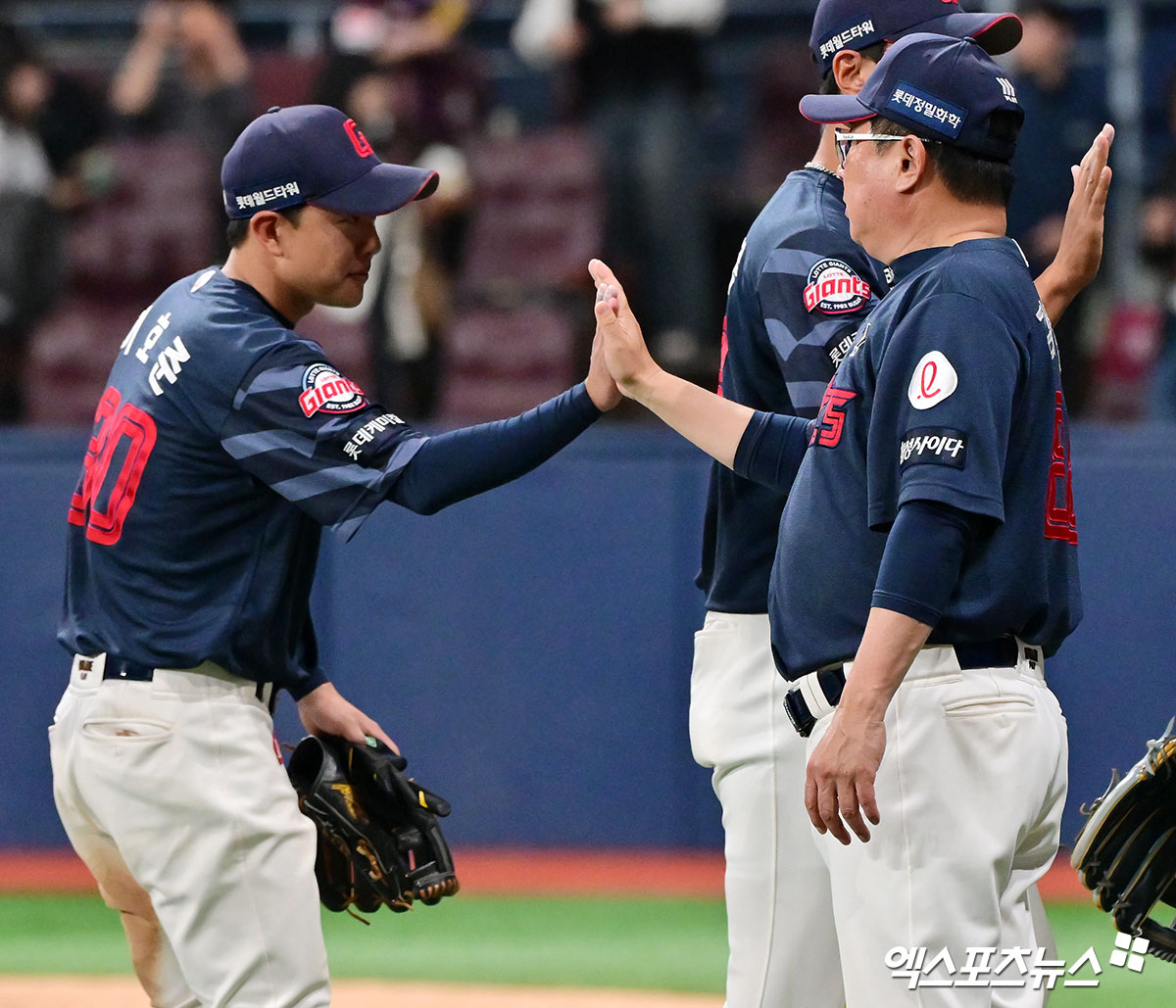 롯데 내야수 이호준(사진, 왼쪽)은 지옥의 9연전에서 맹활약하며 라인업에 활력을 불어넣었다. '트레이드 복덩이' 전민재의 공백을 최소화하며 팀 승리에 보탬이 됐다. 엑스포츠뉴스 DB