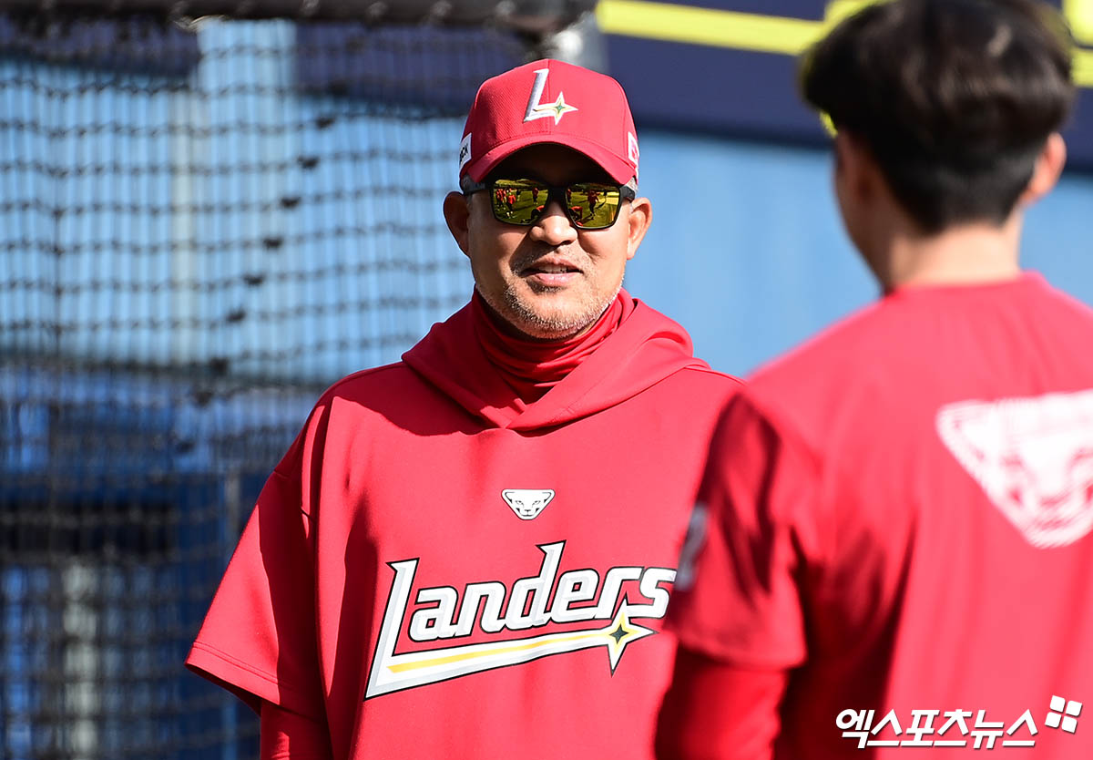 2일 오후 서울 잠실야구장에서 열리는 '2025 신한 SOL Bank KBO리그' SSG 랜더스와 LG 트윈스의 경기에 앞서 SSG 이숭용 감독이 선수들과 이야기를 나누고 있다. 엑스포츠뉴스 DB