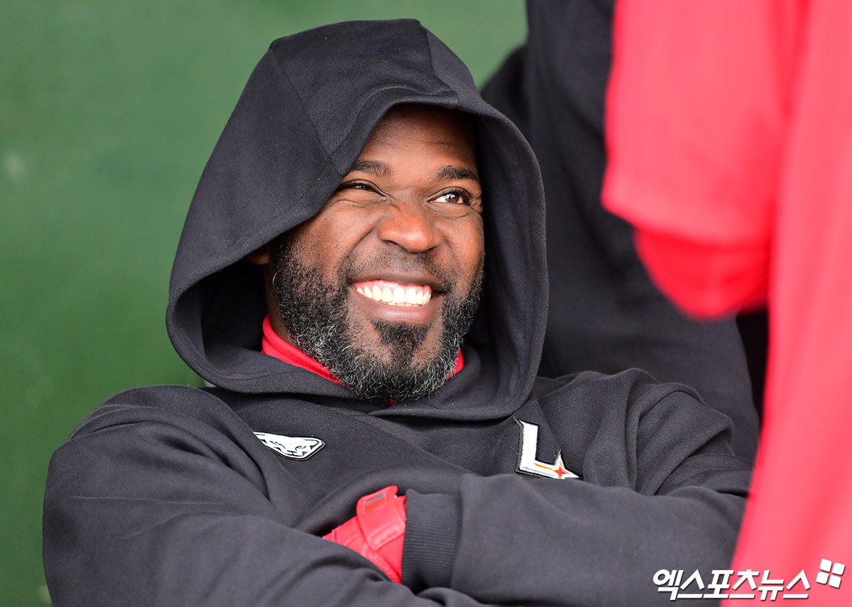24일 오전 일본 오키나와 고친다 구장에서 진행된 SSG 랜더스 스프링캠프, SSG 에레디아가 미소를 보이고 있다. 엑스포츠뉴스 DB