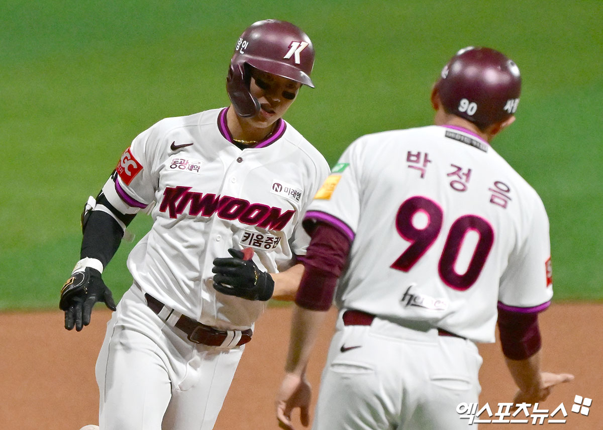 키움 내야수 송성문(왼쪽)은 9일 고척스카이돔에서 '2025 신한 SOL Bank KBO 리그' 한화와 주말 3연전 첫 번째 경기에서 1번타자 3루수로 선발 출전했다. 상대 선발 엄상백의 경기 첫 투구를 받아쳐 솔로포를 쏘아 올렸다. 엑스포츠뉴스 고척, 김한준 기자