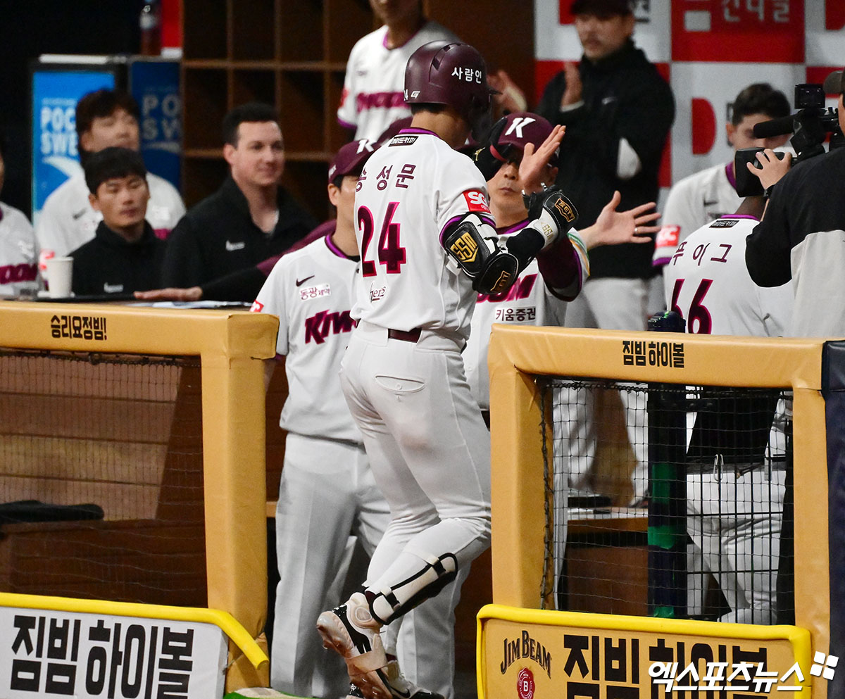 키움 내야수 송성문(24번)은 9일 고척스카이돔에서 '2025 신한 SOL Bank KBO 리그' 한화와 주말 3연전 첫 번째 경기에서 1번타자 3루수로 선발 출전했다. 상대 선발 엄상백의 경기 첫 투구를 받아쳐 솔로포를 쏘아 올렸다. 엑스포츠뉴스 고척, 김한준 기자