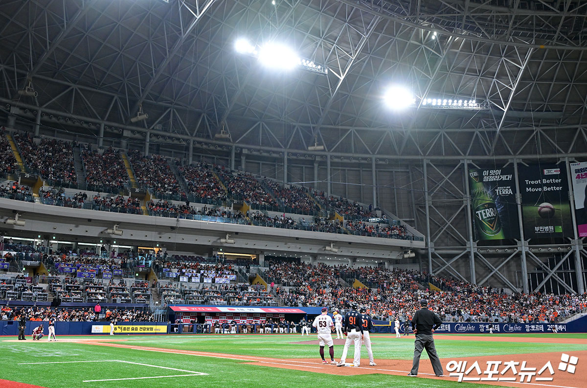 키움은 9일 고척스카이돔에서 열린 '2025 신한 SOL Bank KBO 리그' 한화와 주말 3연전 첫 번째 경기에서 만원 관중을 기록했다. 구단 창단 최초로 5경기 연속 좌석을 가득 채웠다. 엑스포츠뉴스 고척, 김한준 기자