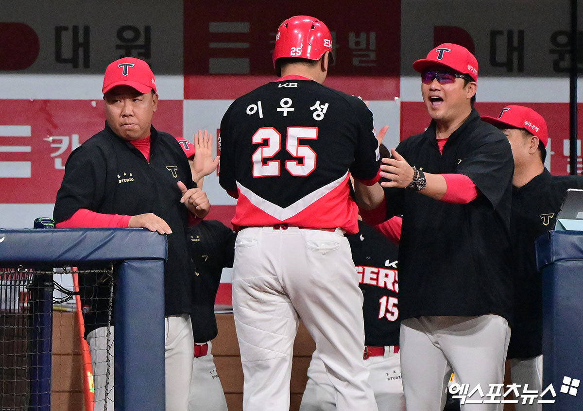 7일 오후 서울 구로구 고척스카이돔에서 열린 '2025 신한 SOL Bank KBO리그' KIA 타이거즈와 키움 히어로즈의 경기, 6회초 무사 2,3루 KIA 이우성이 최형우의 2타점 3루타때 득점에 성공한 후 이범호 감독의 축하를 받고 있다. 엑스포츠뉴스 DB