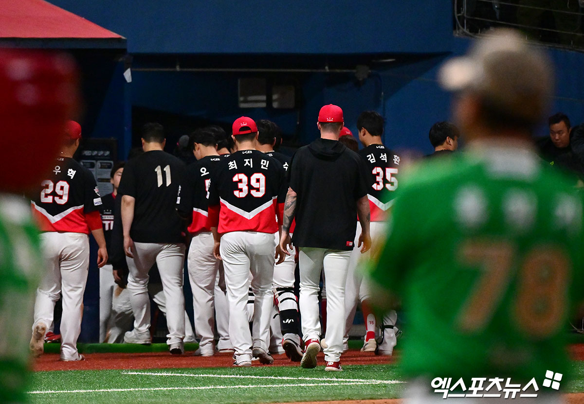 7일 오후 서울 구로구 고척스카이돔에서 열린 '2025 신한 SOL Bank KBO리그' KIA 타이거즈와 키움 히어로즈의 경기, 키움이 김태진의 만루 홈런과 최주환의 역전 3타점 2루타에 힘입어 KIA에 11:10 역전승을 거뒀다.  경기종료 후 KIA 선수단이 그라운드를 빠져나가고 있다. 엑스포츠뉴스 DB