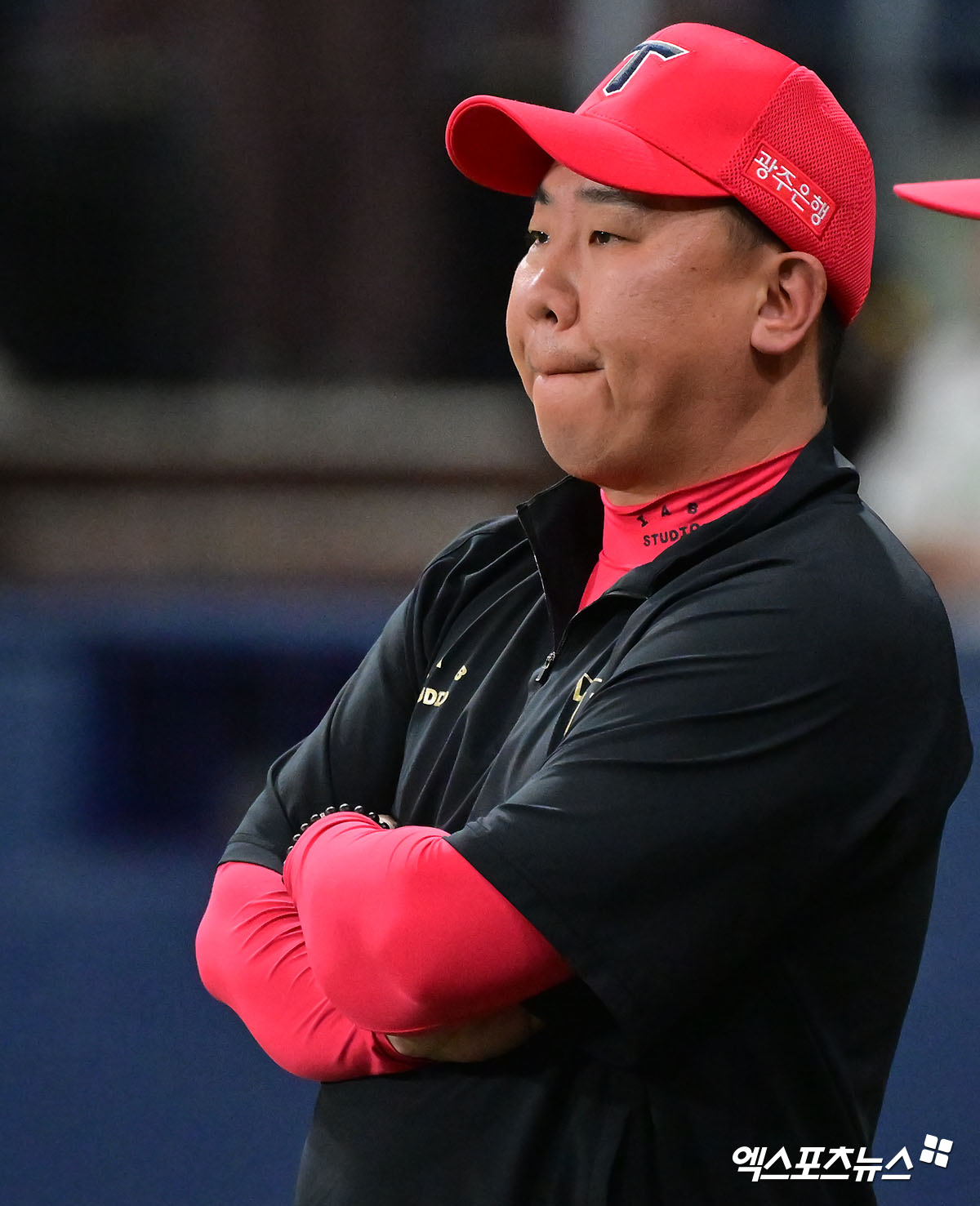 6일 오후 서울 구로구 고척스카이돔에서 열린 '2025 신한 SOL Bank KBO리그' KIA 타이거즈와 키움 히어로즈의 경기, KIA가 김규성의 결승타에 힘입어 키움에 5:3으로 승리하며 위닝시리즈를 확보했다.  이날 경기에서 승리한 KIA 이범호 감독이 선수들과 하이파이브를 하고 있다. 엑스포츠뉴스 DB