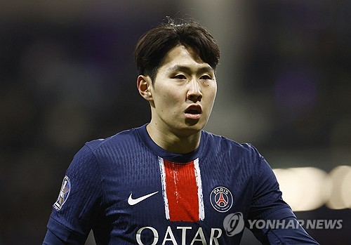 겨울 이적시장부터 불이 붙었던 이강인의 프리미어리그 이적설이 여름 이적시장을 앞두고 다시 불붙기 시작했다. PSG에서 주전 입지를 찾지 못하면서 이강인도 출전 시간을 되찾기 위한 움직임을 시작할 것으로 보인다. 이는 지난 4일(한국시간) 프랑스 유력지 '레키프'의 보도 이후 재점화됐다.연합뉴스