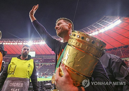 레버쿠젠이 지난 9일(한국시간) 공식 홈페이지를 통해 사비 알론소 감독이 올 시즌을 끝으로 구단을 떠난다고 발표했다. 연합뉴스