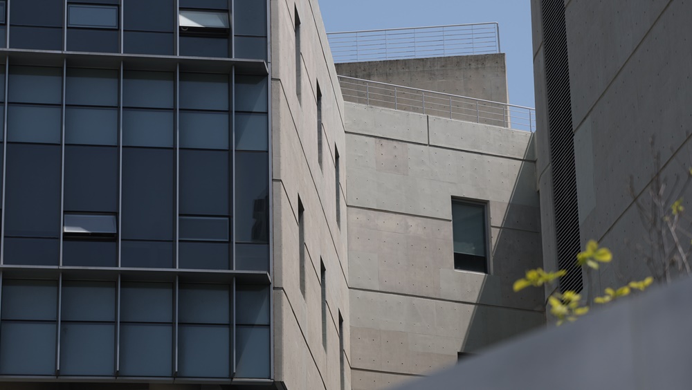 NC는 10일 창원NC파크 재개장 일정에 관해 구단 입장을 밝혔다. 구단은 지난 9일 발표된 창원시와 창원시설공단의 브리핑에서 나온 5월 18일 재개장 일정이 확정이 아닌, 정비 완료 목표 시점으로 보고 있다. 팀은 정상적으로 울산문수야구장에 임시 거처를 마련할 계획이다. 연합뉴스