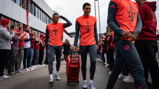 뮌헨이 지난 9일(한국시간) 구단 사회관계망서비스(SNS0를 통해 분데스리가 우승 확정 이후 첫 훈련을 진행한 뮌헨 선수단에게 뮌헨 직원들이 박수를 쳐주는 '가드오브아너'를 진행한 소식을 전했다.   이날 뮌헨 훈련장인 자베네르 슈트라스에서 진행된 훈련에서 뮌헨 구단 직원들 모두 모여 훈련을 위해 피치 위로 나서는 뮌헨 선수단을 위해 도열해 박수를 쳤다. 하지만 김민재는 보이지 않았다. 뮌헨