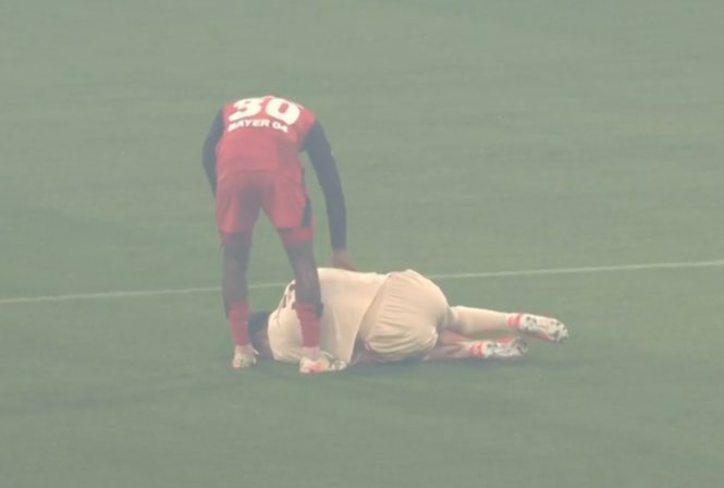 뮌헨이 지난 9일(한국시간) 구단 사회관계망서비스(SNS0를 통해 분데스리가 우승 확정 이후 첫 훈련을 진행한 뮌헨 선수단에게 뮌헨 직원들이 박수를 쳐주는 '가드오브아너'를 진행한 소식을 전했다.   이날 뮌헨 훈련장인 자베네르 슈트라스에서 진행된 훈련에서 뮌헨 구단 직원들 모두 모여 훈련을 위해 피치 위로 나서는 뮌헨 선수단을 위해 도열해 박수를 쳤다. 하지만 김민재는 보이지 않았다. 연합뉴스