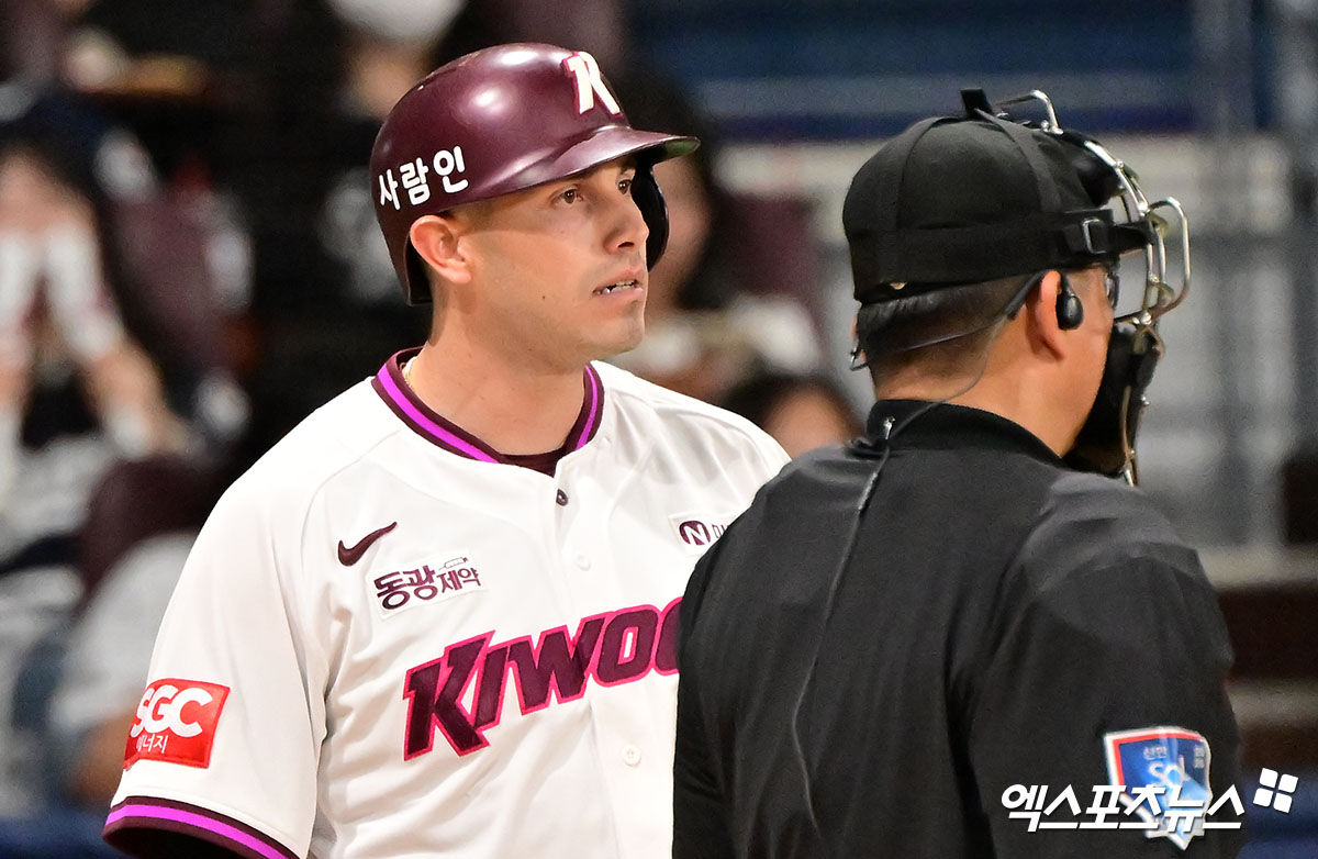 23일 오후 서울 구로구 고척스카이돔에서 열린 '2025 신한 SOL Bank KBO리그' 두산 베어스와 키움 히어로즈의 경기, 4회말 키움 카디네스가 몸쪽 공을 피한 후 두산 김유성을 바라보고 있다. 엑스포츠뉴스 DB