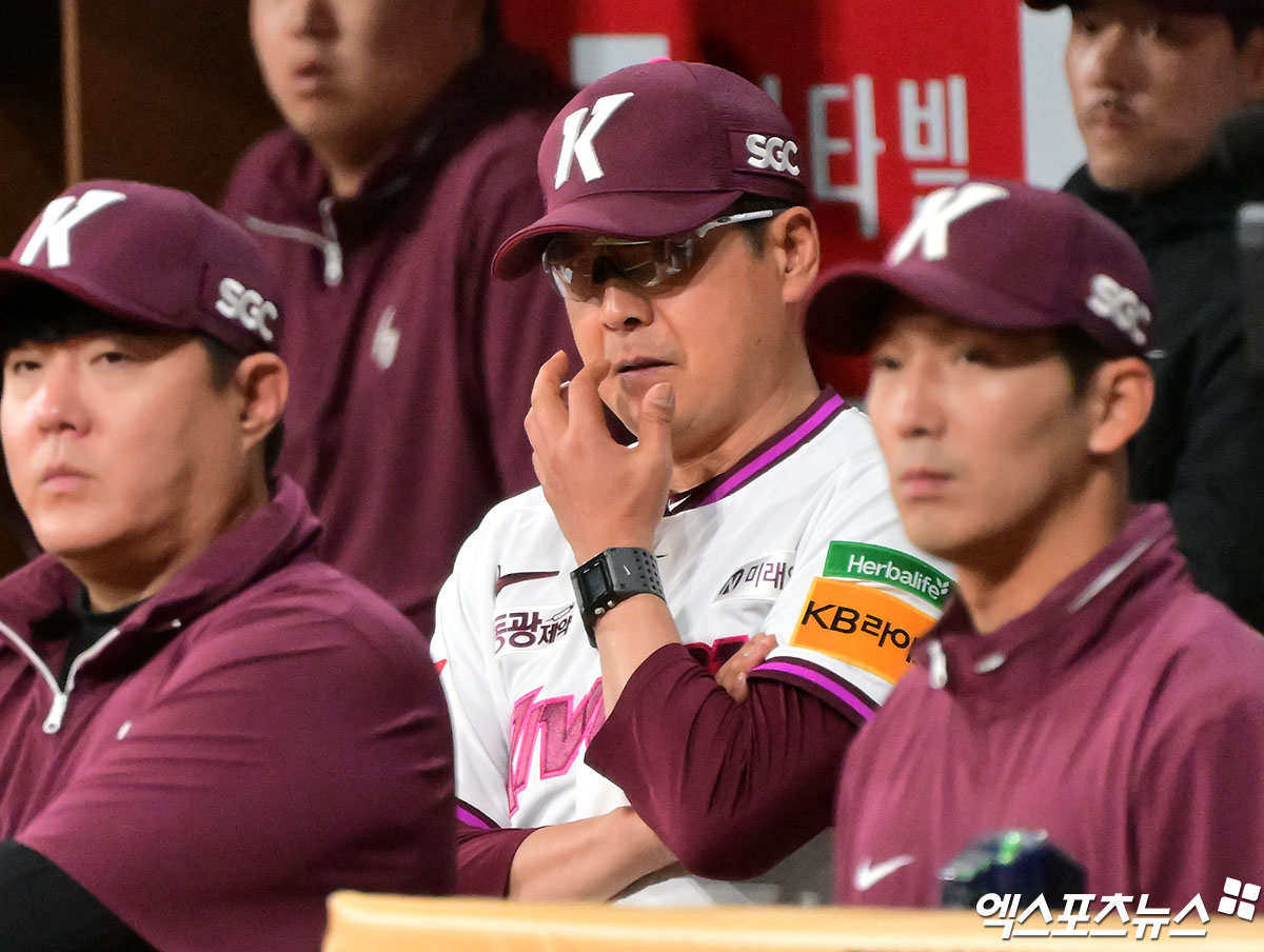 9일 오후 서울 구로구 고척스카이돔에서 열린 '2025 신한 SOL Bank KBO리그' 한화 이글스와 키움 히어로즈의 경기, 키움 홍원기 감독이 경기를 지켜보고 있다. 엑스포츠뉴스 DB