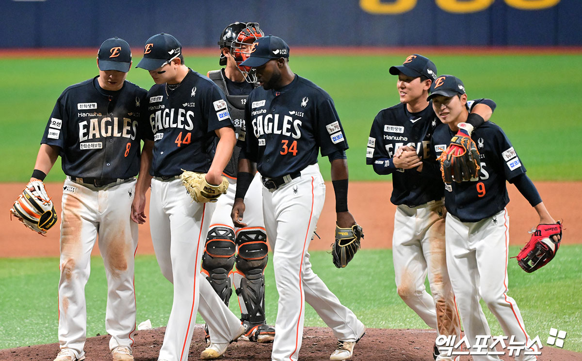 9일 오후 서울 구로구 고척스카이돔에서 열린 '2025 신한 SOL Bank KBO리그' 한화 이글스와 키움 히어로즈의 경기, 한화가 문현빈의 결승 솔로포에 힘입어 키움에 7:5로 승리하며 26년 만에 10연승을 기록했다.  이날 경기에서 승리한 한화 선수들이 기뻐하고 있다. 엑스포츠뉴스 DB