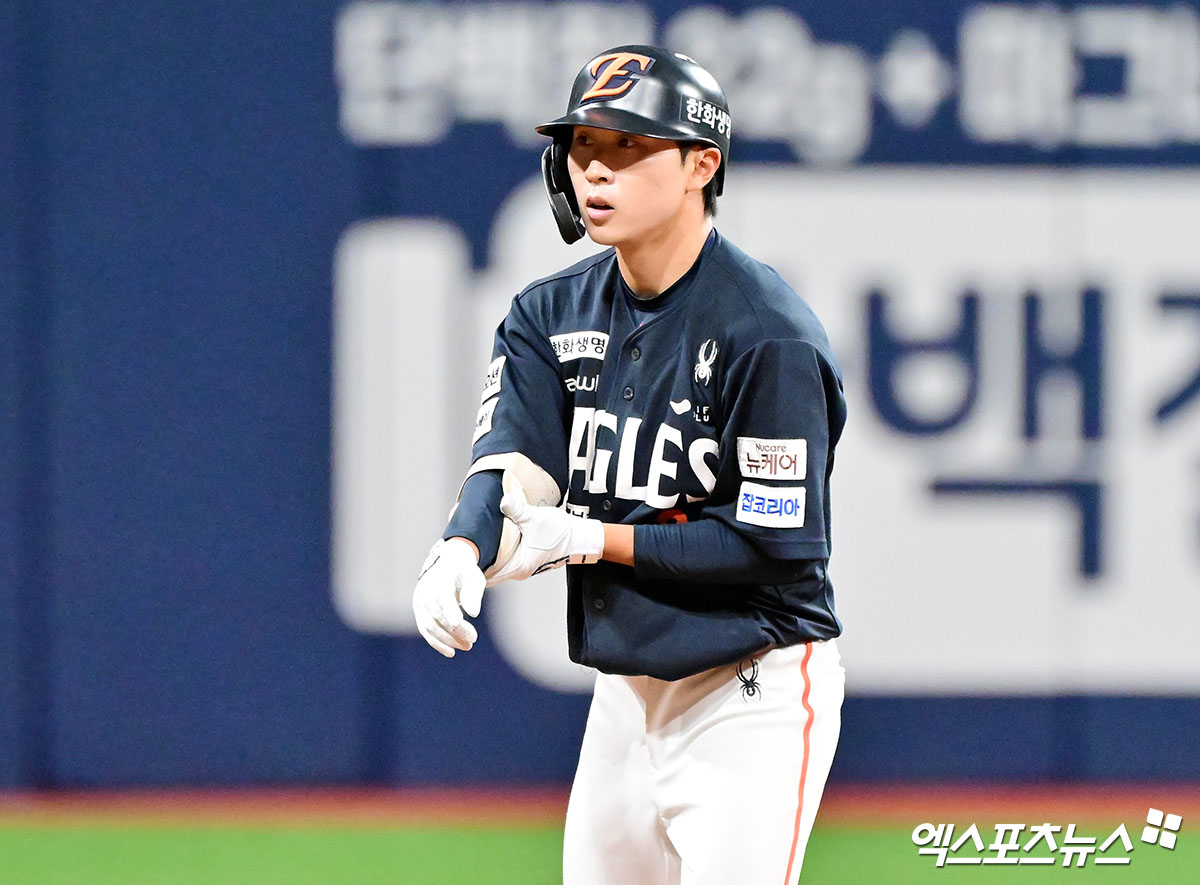 9일 오후 서울 구로구 고척스카이돔에서 열린 '2025 신한 SOL Bank KBO리그' 한화 이글스와 키움 히어로즈의 경기, 한화가 문현빈의 결승 솔로포에 힘입어 키움에 7:5로 승리하며 26년 만에 10연승을 기록했다.  9회초 2사 3루 한화 이상혁이 1타점 2루타를 날린 후 타임을 요청하고 있다. 엑스포츠뉴스 DB