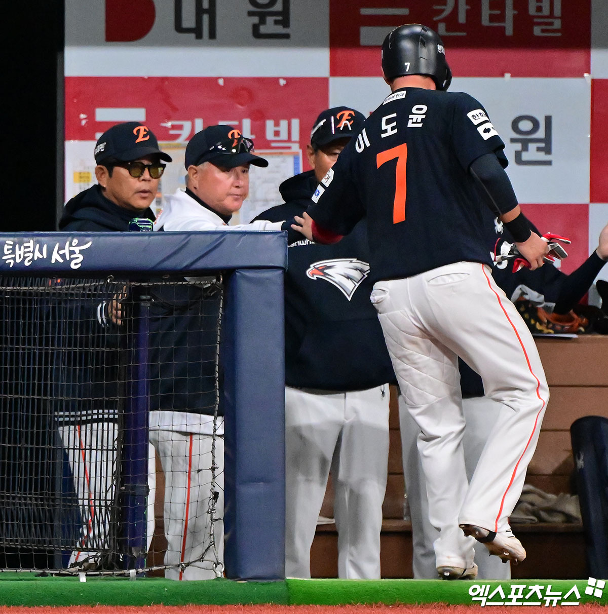 9일 오후 서울 구로구 고척스카이돔에서 열린 '2025 신한 SOL Bank KBO리그' 한화 이글스와 키움 히어로즈의 경기, 7회초 무사 1,3루 한화 이도윤이 황영묵의 1타점 적시타떄 득점에 성공하고 있다. 엑스포츠뉴스 DB