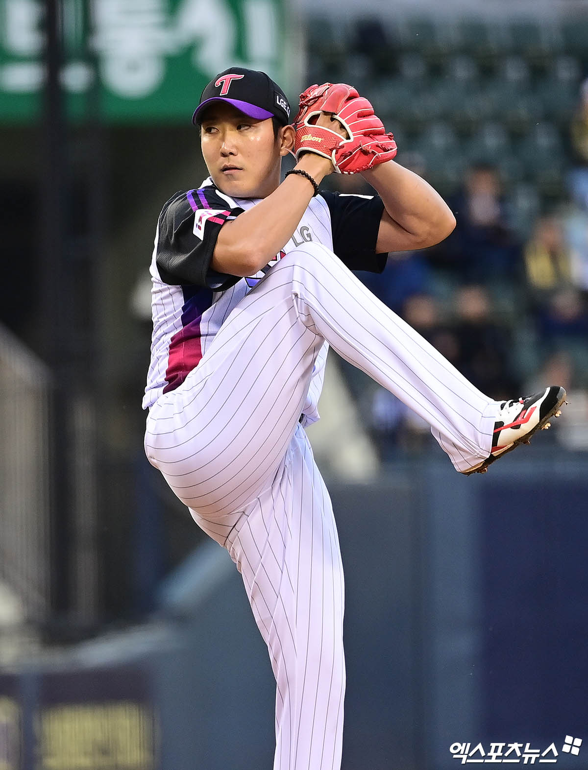 LG 트윈스 손주영이 정규시즌 경기에 선발 등판해 투구하고 있다. 엑스포츠뉴스 DB