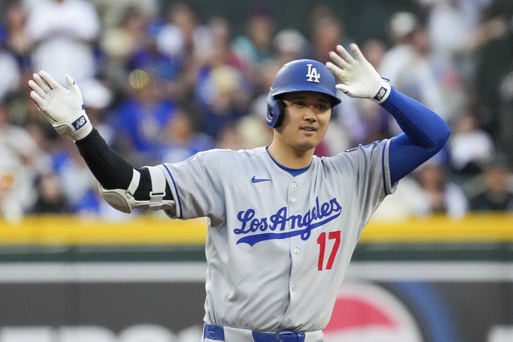 다저스 투타 겸업 스타 오타니는 10일(한국시간) 체이스필드에서 열린 '2025 메이저리그' 애리조나전에서 1번 지명타자로 선발 출전했다. 9회초 결승 홈런포에 이어 4타점을 기록해 팀 승리에 혁혁한 공을 세웠다. 연합뉴스 AP