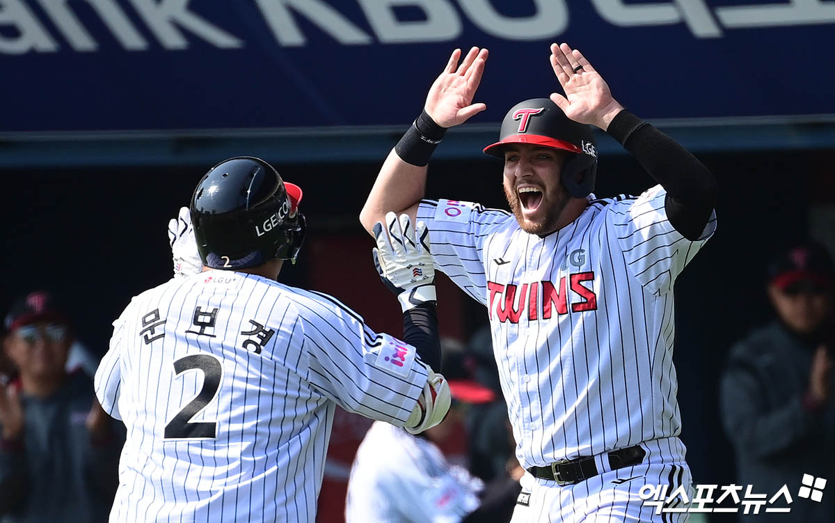 LG 트윈스 오스틴 딘이 경기에 출전해 세리머니하고 있다. 엑스포츠뉴스 DB