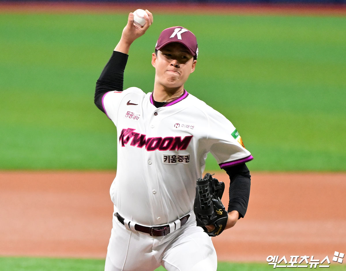 30일 오후 서울 구로구 고척스카이돔에서 열린 '2025 신한 SOL Bank KBO리그' 롯데 자이언츠와 키움 히어로즈의 경기, 1회초 키움 선발투수 김선기가 공을 힘차게 던지고 있다. 엑스포츠뉴스 DB