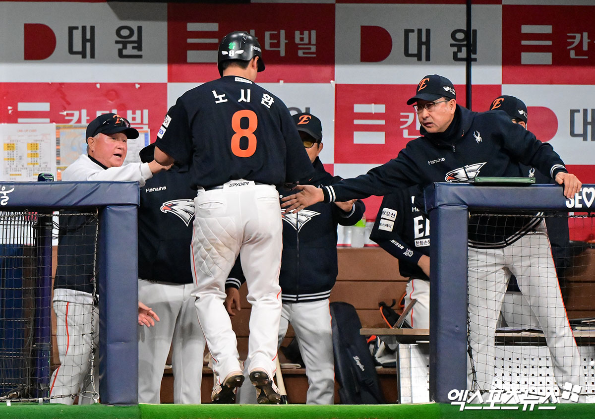 9일 오후 서울 구로구 고척스카이돔에서 열린 '2025 신한 SOL Bank KBO리그' 한화 이글스와 키움 히어로즈의 경기, 한화가 문현빈의 결승 솔로포에 힘입어 키움에 7:5로 승리하며 26년 만에 10연승을 기록했다.  9회초 2사 2루 한화 노시환이 채은성의 1타점 3루타때 득점에 성공하고 있다. 엑스포츠뉴스 DB