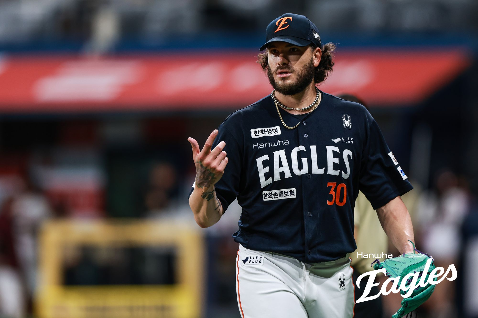 10일 오후 서울 고척스카이돔에서 열린 '2025 신한 SOL Bank KBO리그' 한화 이글스와 키움 히어로즈의 경기, 한화 선발투수 폰세가 이닝을 마친 뒤 더그아웃으로 향하고 있다. 한화 이글스