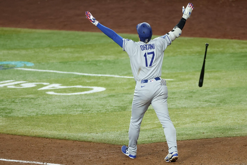 다저스 투타 겸업 스타 오타니는 10일(한국시간) 체이스필드에서 열린 '2025 메이저리그' 애리조나전에서 1번 지명타자로 선발 출전했다. 9회초 결승 홈런포에 이어 4타점을 기록해 팀 승리에 혁혁한 공을 세웠다. 연합뉴스 AFP