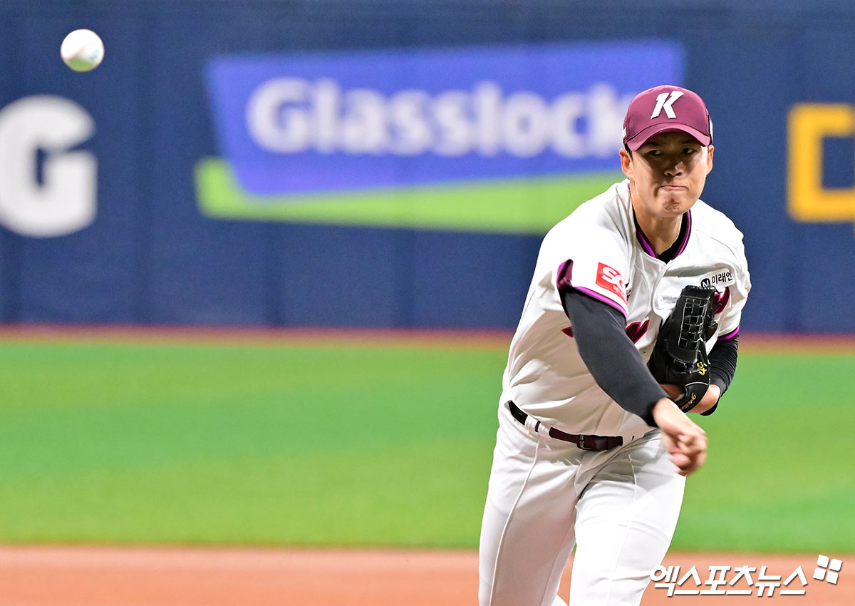 (엑스포츠뉴스 고척, 김한준 기자) 30일 오후 서울 구로구 고척스카이돔에서 열린 '2025 신한 SOL Bank KBO리그' 롯데 자이언츠와 키움 히어로즈의 경기, 1회초 키움 선발투수 김선기가 공을 힘차게 던지고 있다. 엑스포츠뉴스 DB