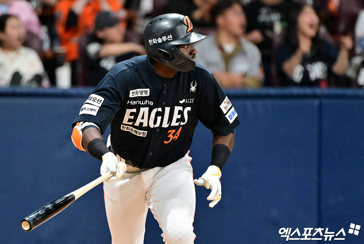 9일 오후 서울 구로구 고척스카이돔에서 열린 '2025 신한 SOL Bank KBO리그' 한화 이글스와 키움 히어로즈의 경기, 7회초 무사 1,2루 한화 플로리얼이 타격을 하고 있다. 결과는 중견수 플라이 아웃. 엑스포츠뉴스 DB