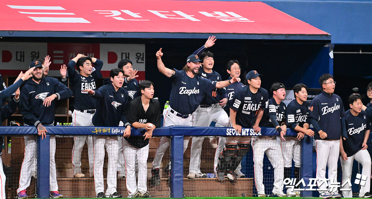 9일 오후 서울 구로구 고척스카이돔에서 열린 '2025 신한 SOL Bank KBO리그' 한화 이글스와 키움 히어로즈의 경기, 9회초 2사 2루 한화 채은성의 1타점 3루타가 나오자 한화 선수단이 기뻐하고 있다. 엑스포츠뉴스 DB