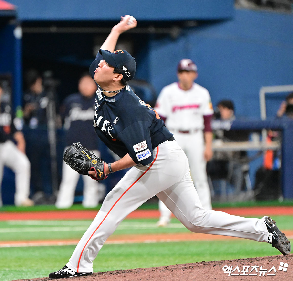 9일 오후 서울 구로구 고척스카이돔에서 열린 '2025 신한 SOL Bank KBO리그' 한화 이글스와 키움 히어로즈의 경기, 7회말 한화 박상원이 공을 힘차게 던지고 있다. 엑스포츠뉴스 DB