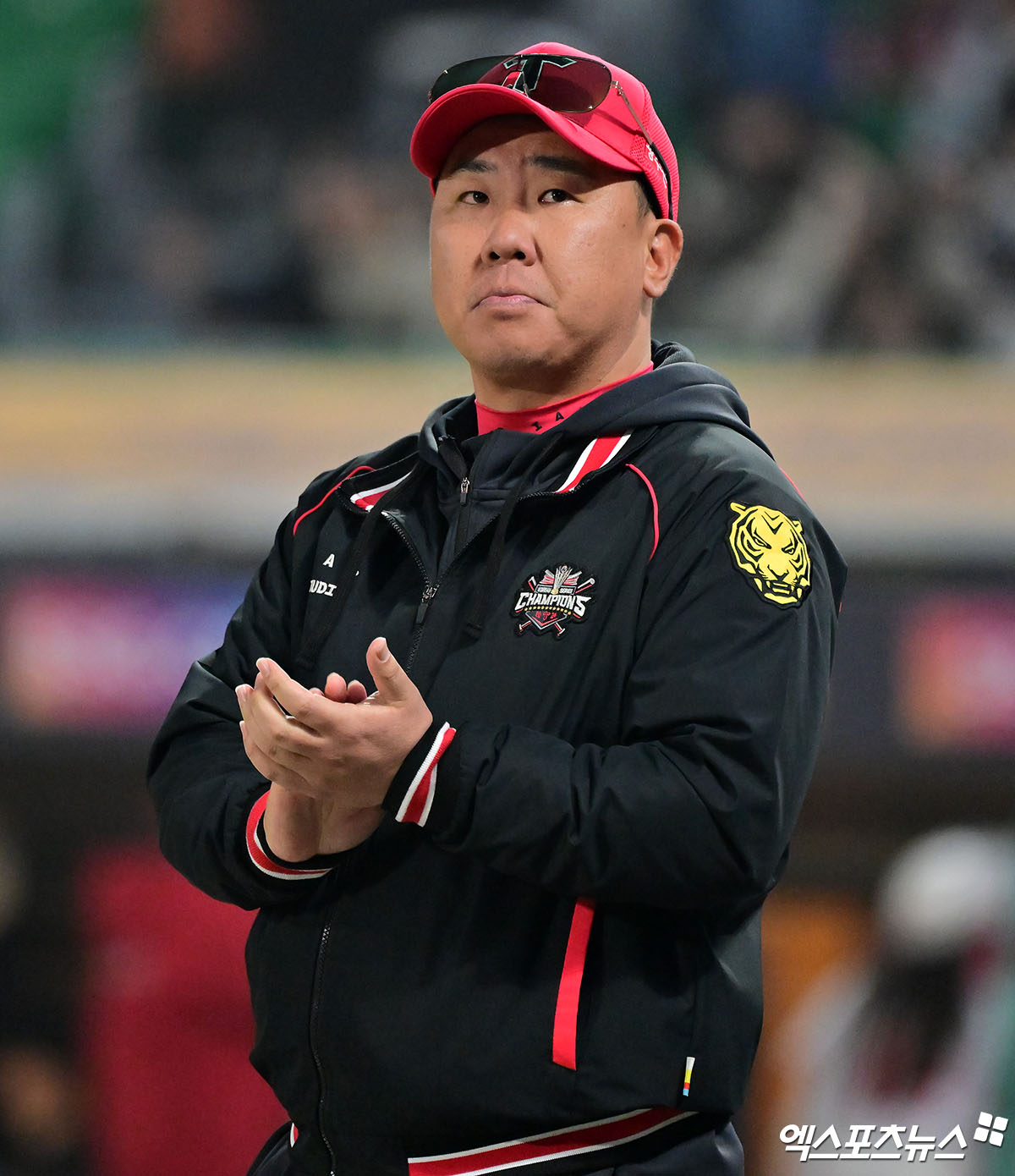 10일 오후 인천SSG랜더스필드에서 열린 '2025 신한 SOL Bank KBO리그' KIA 타이거즈와 SSG 랜더스의 경기, KIA가 SSG에 5:4 승리를 거뒀다.  이날 경기에서 승리한 KIA 이범호 감독이 선수단에게 박수를 보내고 있다. 문학, 김한준 기자